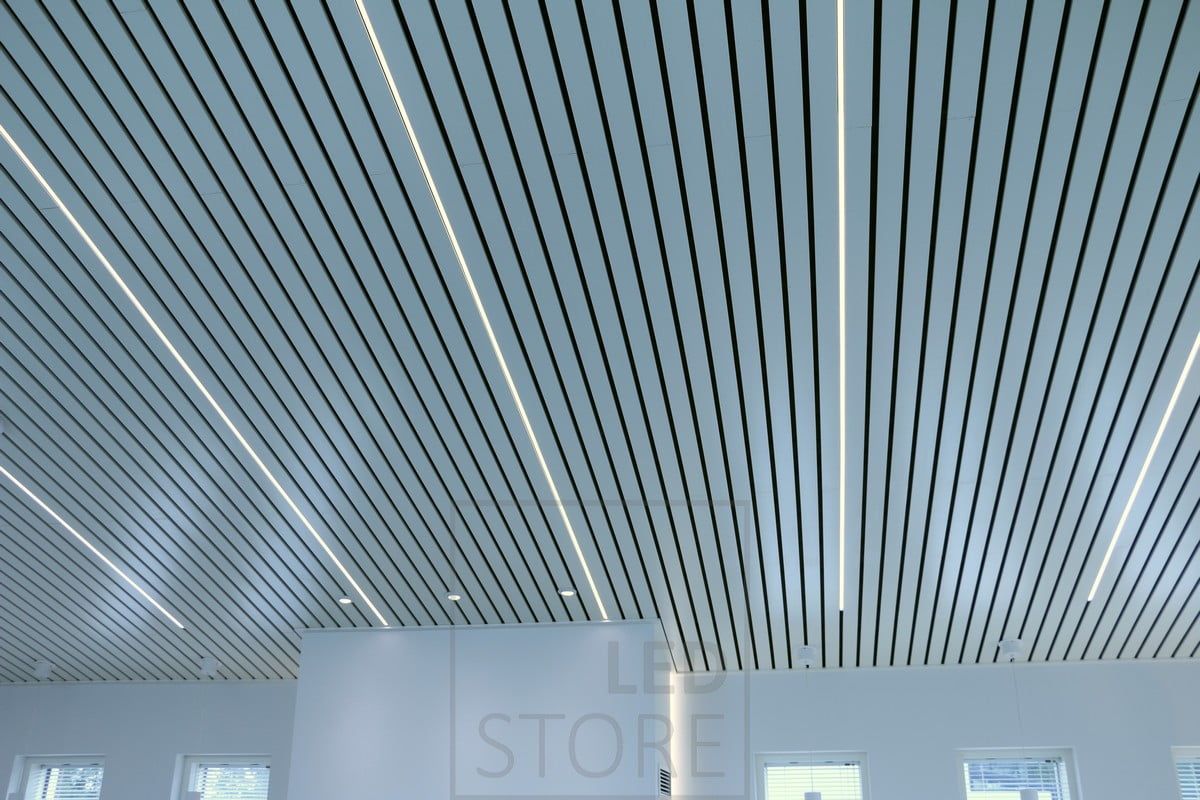 Moderni ja minimalistinen yleisvalaistus led nauhoilla.